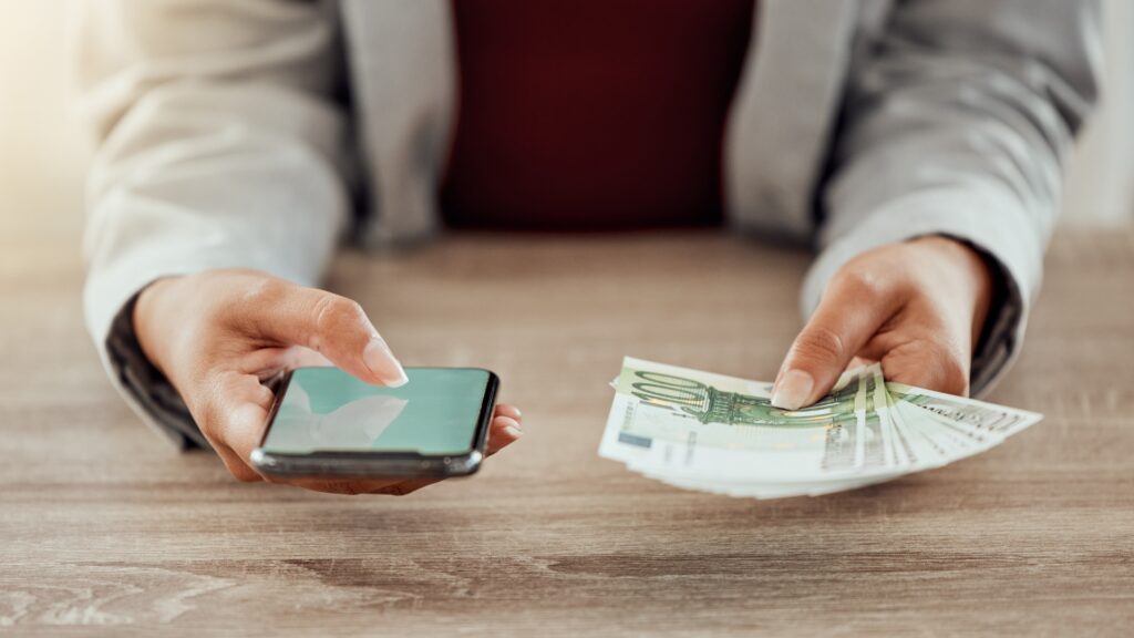 gestionarea-banilor-numerar-versus-banca