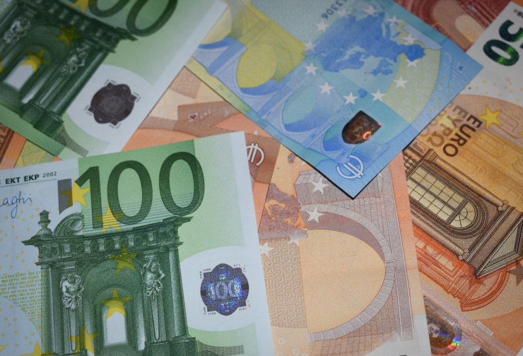 Retragere euro bancomat BCR – ce trebuie să ştii?
